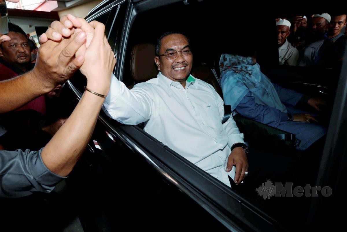 MUHAMMAD Sanusi disambut penyokong ketika tiba di Lapangan Terbang Sultan Abdul Halim, Alor Setar hari ini. FOTO Syaharim Abidin