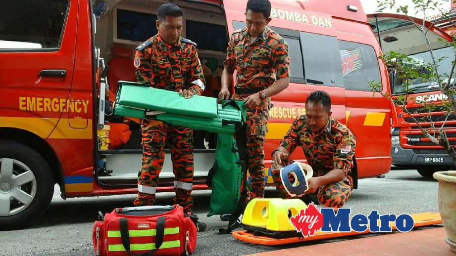 ANGGOTA Jabatan Bomba dan Penyelamat Mlaysia Kedah yang akan menyertai Pertandingan IMIREX 2016 melakukan persiapan. FOTO Rahmat Othman