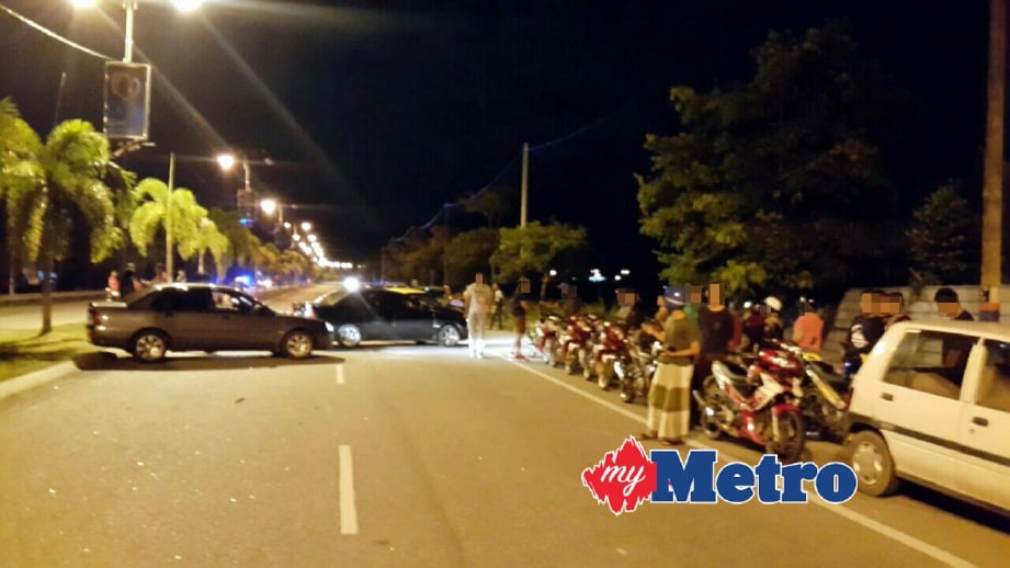 Polis Trafik  melakukan sekatan dalam Ops Bersepadu Samseng Jalanan di Jalan Padang Matsirat-Kuah. FOTO ihsan Polis