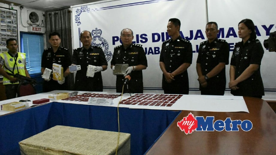 KHOO (tengah) menunjukkan dadah yang ditemui dalam serbuan itu. FOTO Mohd Rizal Abdullah