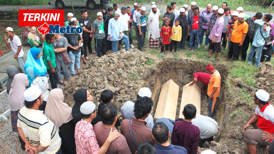 JENAZAH suami isteri yang maut dalam kemalangan jalanraya dekat Pendang dikebumikan dalam satu liang lahad. FOTO Sharul Hafiz Zam