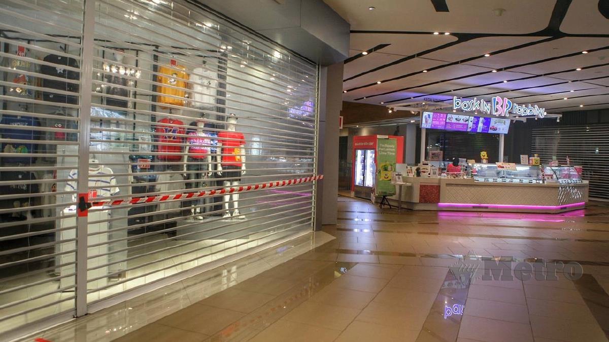 SUASANA lengang di pusat membeli belah di Kuala Lumpur, 18 Jan lalu. Antara sektor perniagaan yang masih belum dibenarkan beroperasi adalah kedai pakaian, kedai barangan sukan, kedai barang rumah dan peralatan dapur dan kedai kosmetik.
