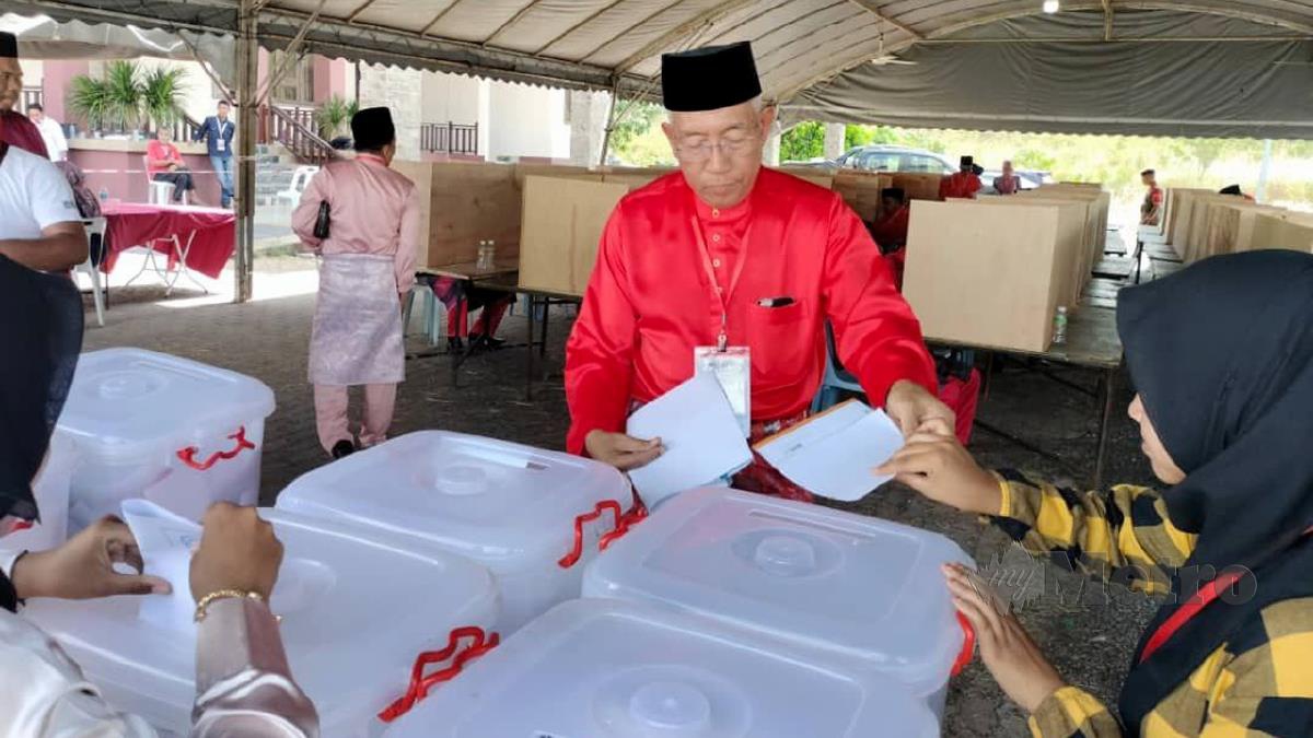 MAHDZIR mengundi pada pemilihan parti di Padang Kerasak. FOTO Noorazura Abdul Rahman