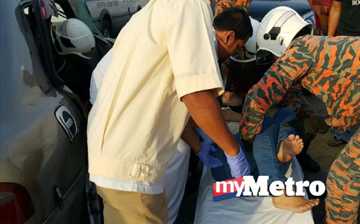 MANGSA tersepit dibawa keluar untuk dihantar ke hospital. FOTO ihsan bomba