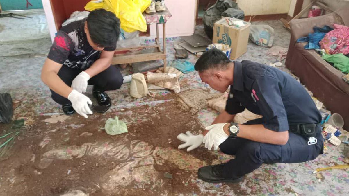 ANGGOTA polis menjalankan pemeriksaan di lokasi penemuan tulang yang dipercayai rangka manusia di kuarters perumahan guru terbiar.