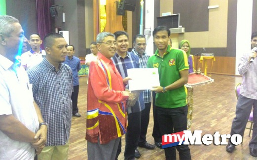 AHMAD Bashah menyampaikan notis 5A kepada pemain tengah pasukan Kedah, Baddrol Bakhtiar. FOTO Syahid Sokri