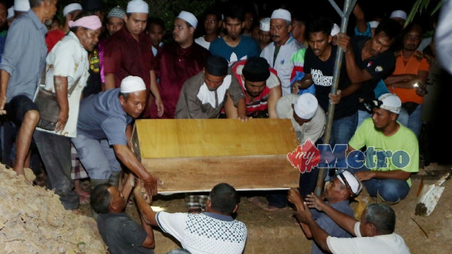 JENAZAH tiga beradik selamat dikebumikan di Tanah Perkuburan Islam Ulu Dedap. FOTO L Manimaran