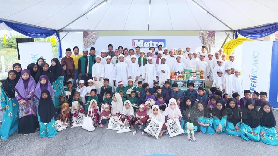 PENAJA bergambar bersama penerima sumbangan pada program Harian Metro Kotak Rezeki di Madrasah Tahfiz Raudatul Baiduri. FOTO Aswadi Alias