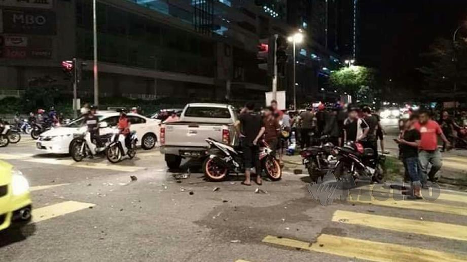 ENAM kenderaan termasuk empat motosikal terbabit dalam kemalangan di persimpangan lampu isyarat Jalan Genting Klang. FOTO ihsan Polis