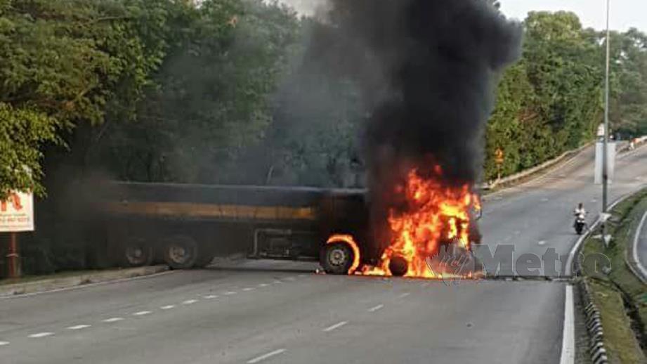 API Marak membakar bahagian depan lori. FOTO ihsan bomba