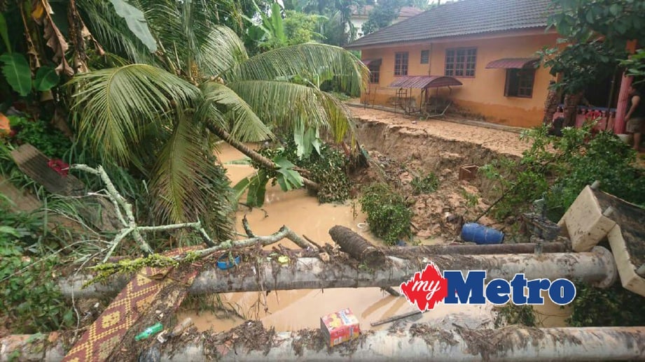 TEBING sungai di Kampung Sungai Michu yang runtuh. FOTO ihsan Bomba