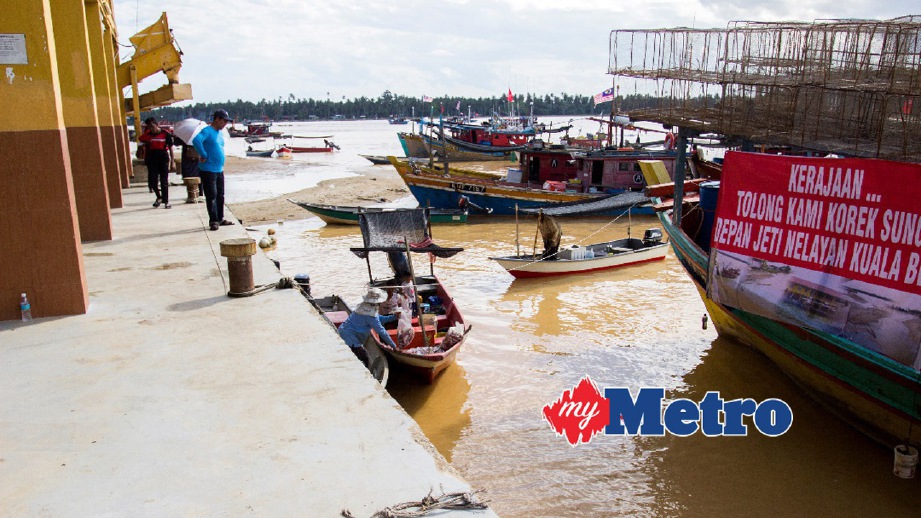 BOT nelayan yang tersadai berikutan  masalah muara cetek di Kompleks Pendaratan Lembaga Ikan Malaysia di Kuala Besar. FOTO Nik Abdullah Nik Omar