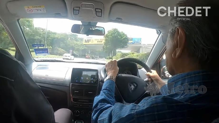 PETIKAN video menunjukkan Dr Mahathir (kanan) memandu Proto Saga baharu. FOTO YouTube Che Det Official