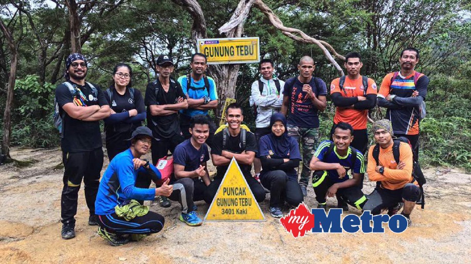 CHE Adam (berdiri, empat kiri) bergambar bersama peserta selepas menjalani latihan kecergasan di puncak Gunung Tebu.