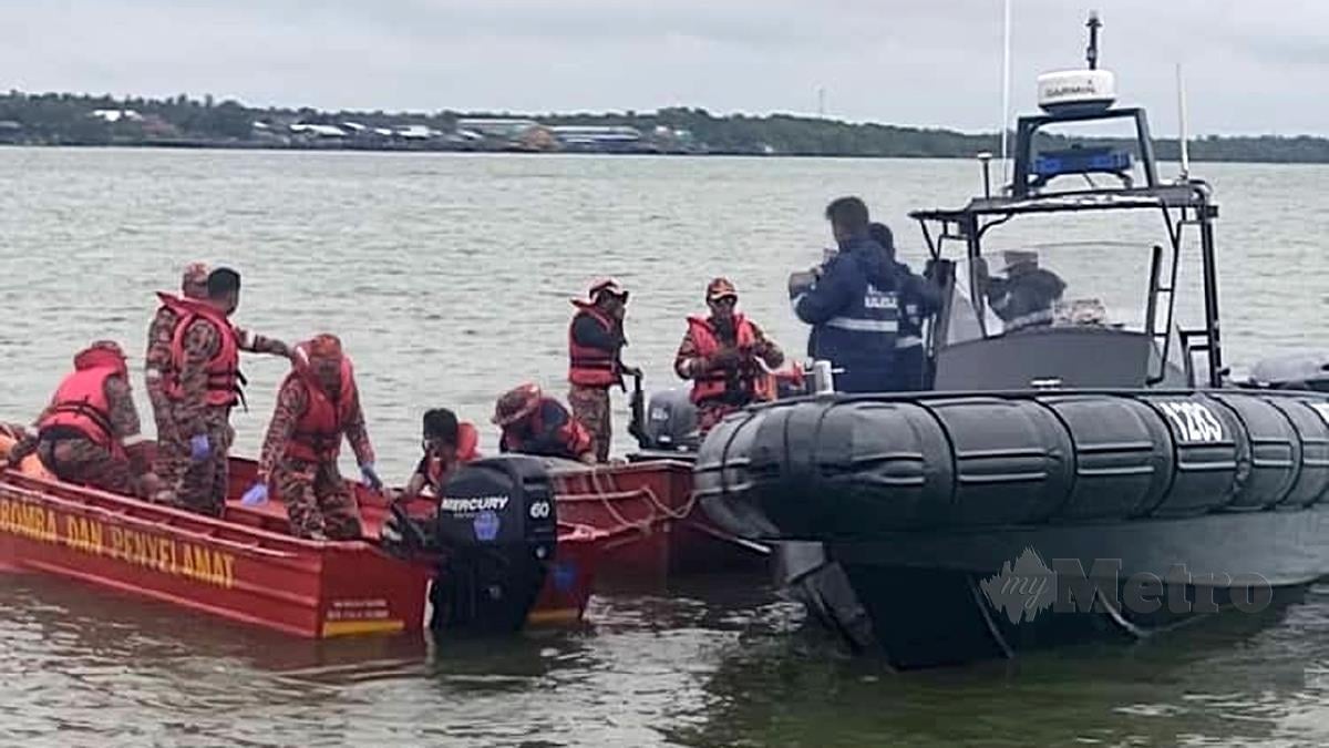 NELAYAN yang dilaporkan hilang selepas bot dinaiki karam di Muara Sungai Bernam ditemui maut. FOTO ihsan Bomba