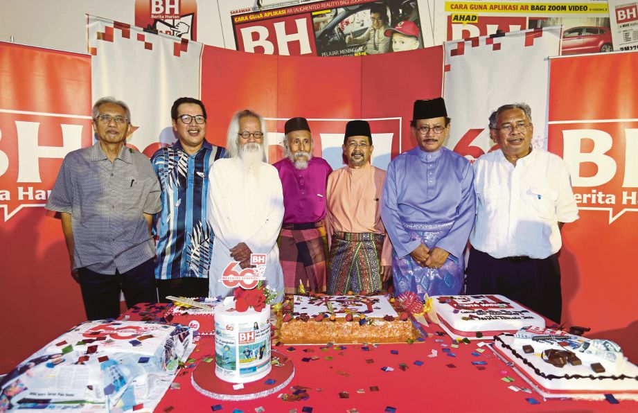  Mahfar  (tiga dari kanan) bersama lima  bekas Pengarang Kumpulan BH (dari kiri) Datuk A Kadir Jasin, Datuk Manja Ismail, Sasterawan Negara, Datuk A Samad Said, Datuk Rejal Arbee, Datuk Ahmad Nazri Abdullah dan Datuk Mior Kamarulbaid Shahid.