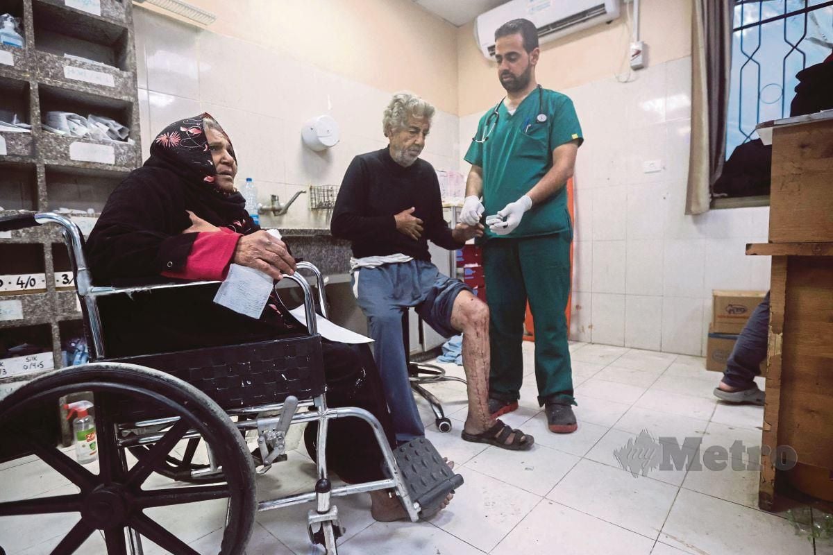 SEORANG lelaki Palestin dan wanita warga emas menerima rawatan perubatan di Hospital Nasser di Khan Yunis di selatan Semenanjung Gaza.