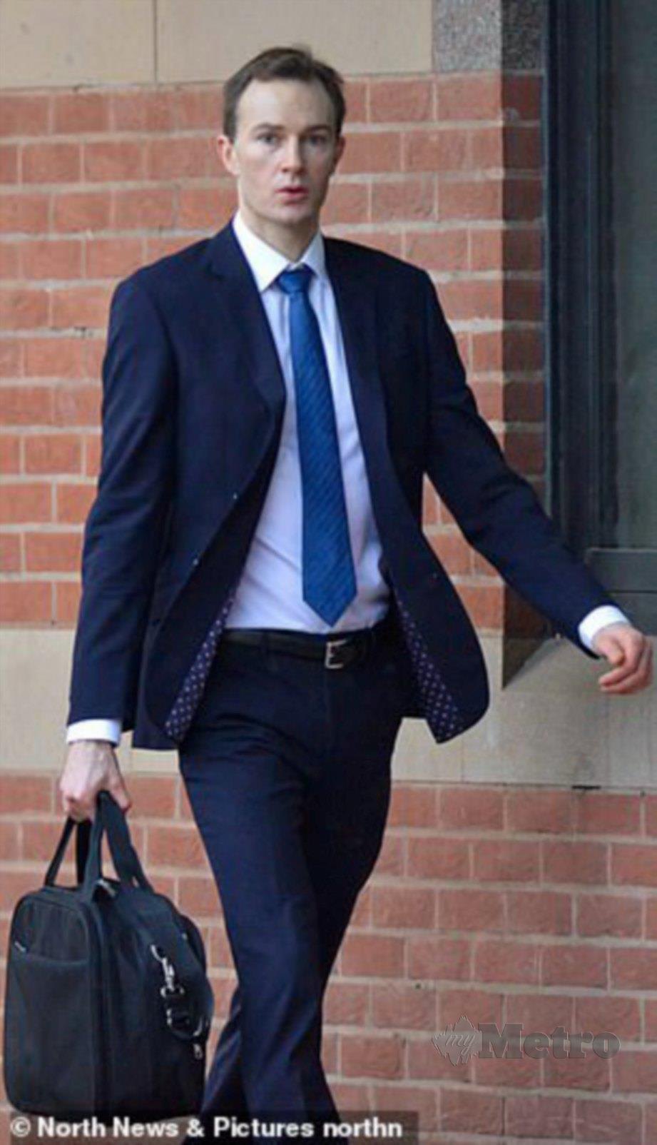 Matthew Sewell perunding kesihatan hospital didakwa di mahkamah di Teesside, United Kingdom atas tuduhan menipu seorang wanita dengan tidak memakai kondom ketika melakukan hubungan intim.