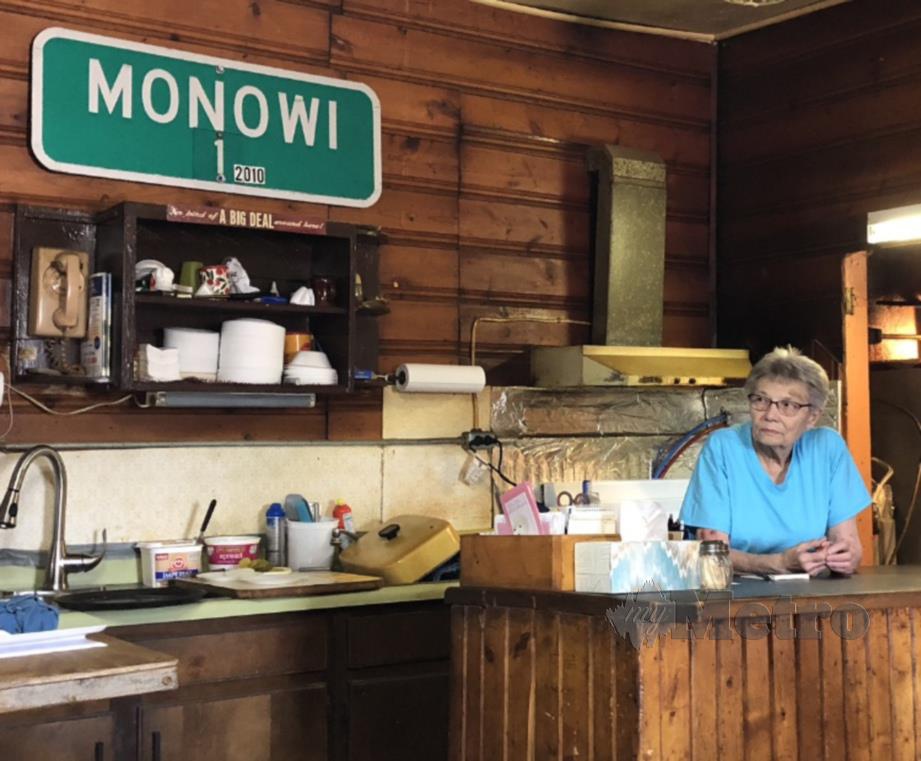 EILER mengusahakan bar di Monowi. FOTO Agensi
