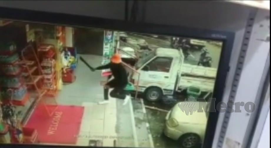 TANGKAP layar dari CCTV menunjukkan seorang suspek bersenjatakan parang yang mengejar mangsa. FOTO Ihsan Polis  