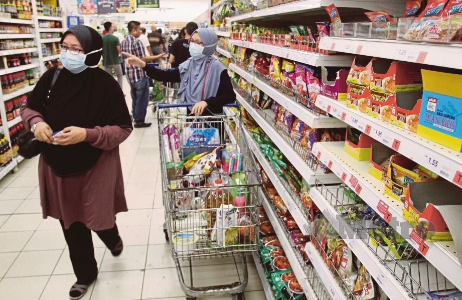 ORANG ramai  mendapatkan barangan keperluan di sebuah pasar raya Tesco di Kota Bharu. - FOTO Nik Abdullah Nik Omar