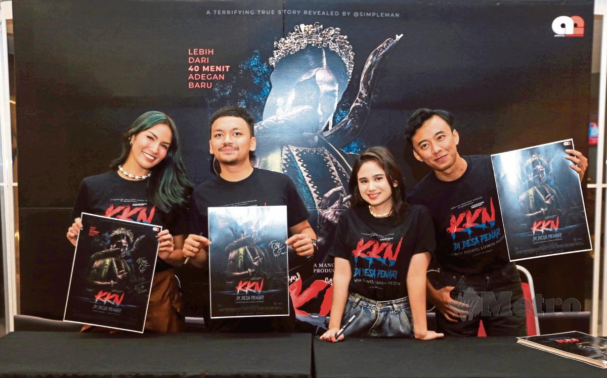 PENERAJU utama KKN di Desa Penari edisi terbaharu iaitu Aulia (dari kiri), Calvin, Tissa dan Fajar hadir mempromosi filem ini di Kuala Lumpur. FOTO Genes Gulitah