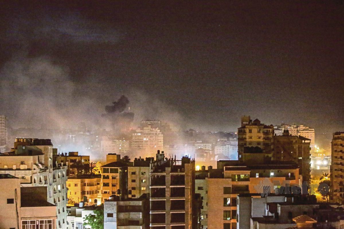 KEPULAN asap akibat kemusnahan serangan udara Israel ke atas Gaza. FOTO agensi