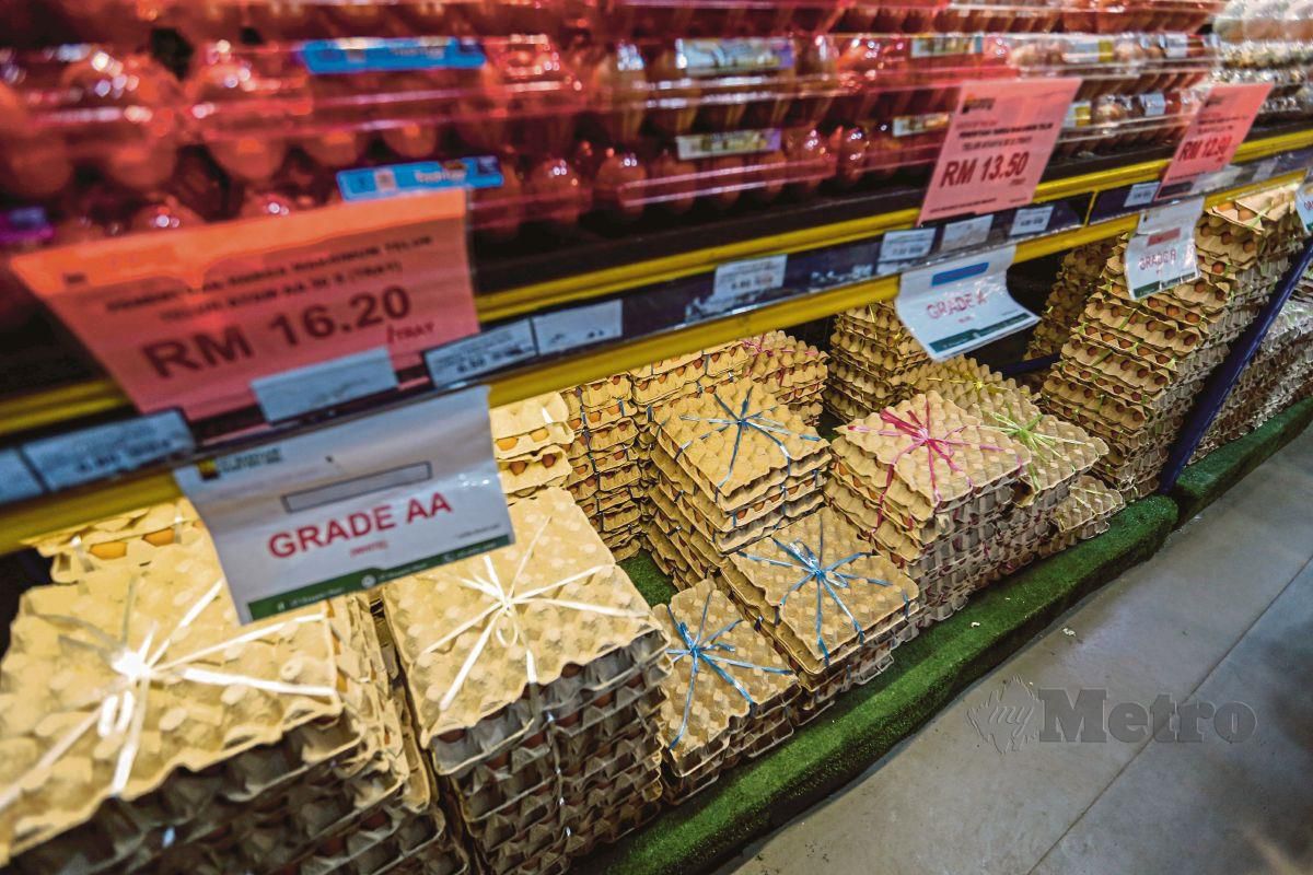Tinjauan bekalan telur ayam disalah sebuah pasaraya.
