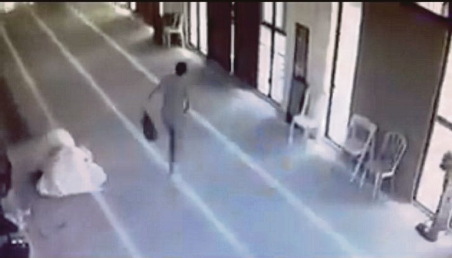 Imej CCTV menunjukkan seorang lelaki melarikan beg tangan jemaah wanita yang  bersolat di Surau Ar-Raudhah, Saujana Impian.