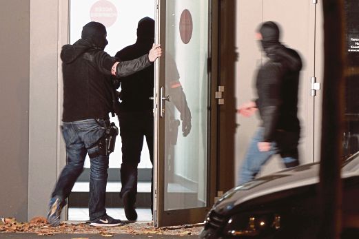 POLIS Perancis melancarkan serbuan berterusan di banyak lokasi di seluruh negara susulan serangan di Paris, Jumaat lalu.