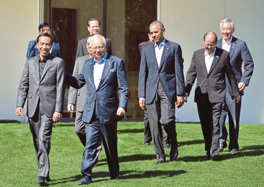  OBAMA (tiga dari kanan) dan Najib bersama pemimpin ASEAN lain ketika tiba untuk sesi bergambar pada hari terakhir sidang.