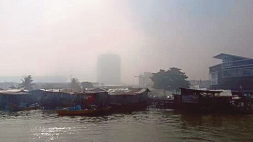 KEADAAN kawasan bandar raya Miri yang diselubungi jerebu.