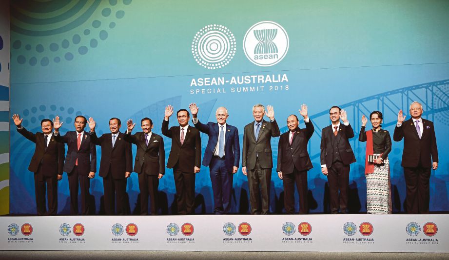 NAJIB (kanan) bersama rakan sejawatnya Perdana Menteri Australia Malcolm Turnbull (tengah) serta pemimpin negara anggota ASEAN bergambar pada sidang Kemuncak Khas ASEAN-Australia, semalam. 