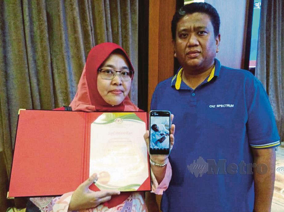 CLARAKARTINI bersama suami, Khairulnizam Yahya menunjukkan sijil penghargaan yang diterima serta gambar Arvin.