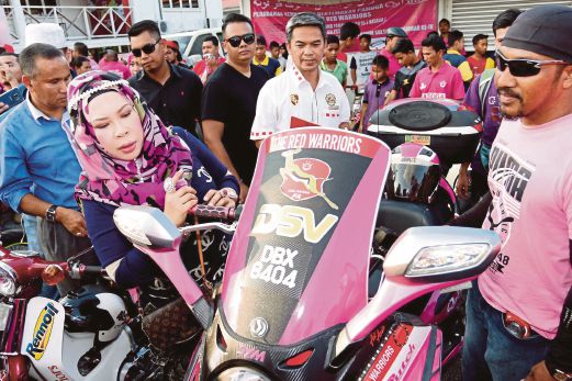 DR Vida melihat motosikal yang dihias dengan bertemakan Qu Puteh sempena Majlis Pertandingan Menghias Kenderaan PQPTRW di Wisma KAFA.