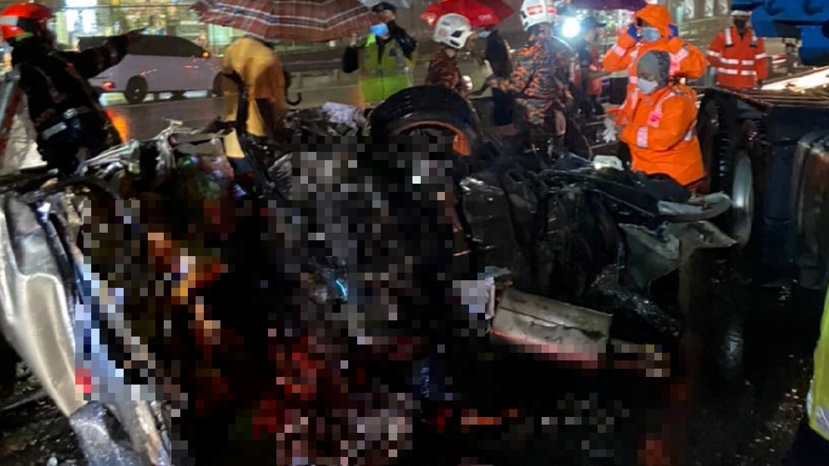 BOMBA mengeluarkan mayat mangsa kemalangan membabitkan empat kenderaan di kawasan Rehat dan Rawat (R&R) USJ, Lebuhraya Utara-Selatan Hubungan Tengah (Elite) menghala ke Shah Alam, malam tadi. FOTO Ihsan Bomba