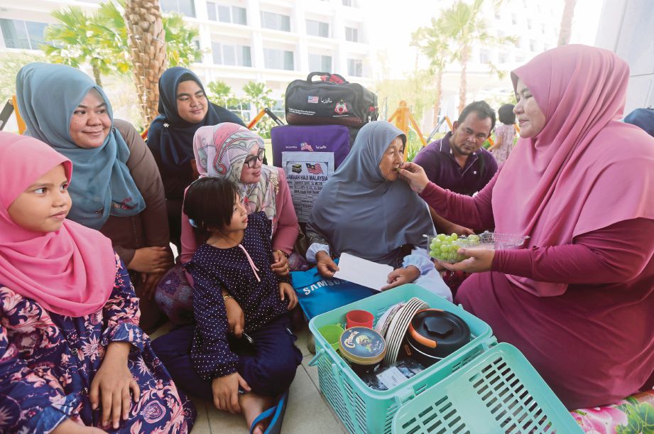 Semek  bersama ahli keluarga sebelum berlepas  menunaikan haji di Komplkes Tabung Haji, Sepang. 