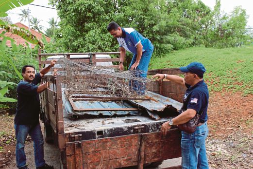 ANGGOTA polis memeriksa lori membawa barangan lusuh yang dicuri dua lelaki di Segamat.