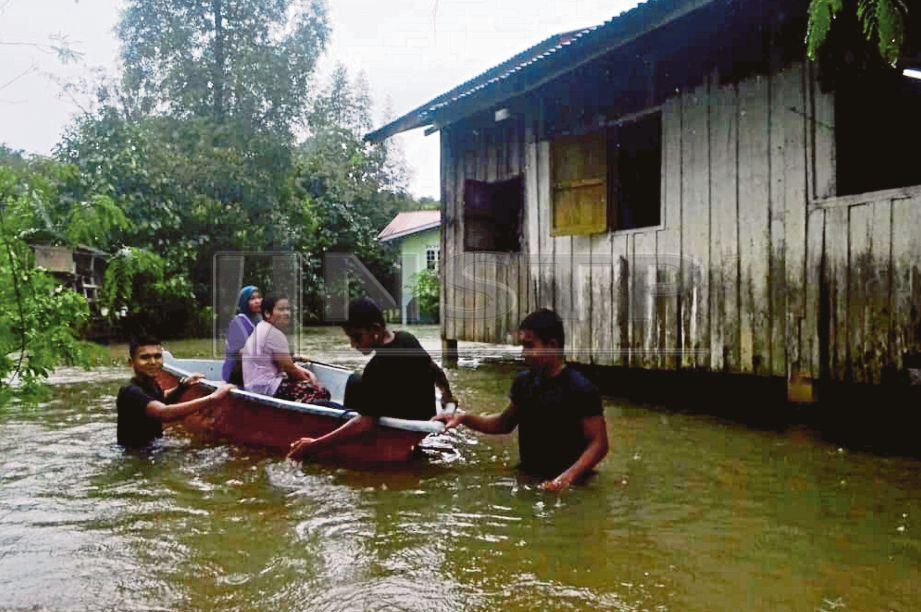  BANJIR menyebabkan penduduk  Kampung Lachang menggunakan perahu sebagai pengangkutan utama bagi memudahkan pergerakan mereka.