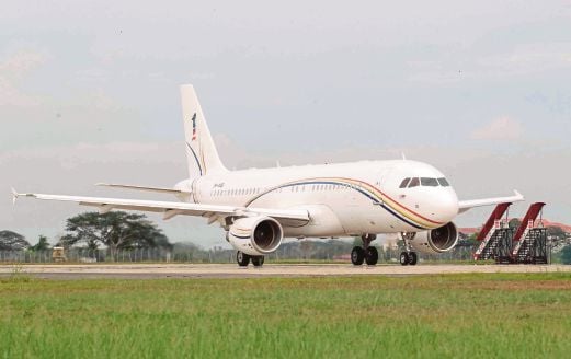 PESAWAT eksekutif Airbus Corporate Jetliner (ACJ 320) melakukan penerbangan rasmi pertama membawa Tuanku Abdul Halim dengan berlepas dari Lapangan Terbang Sultan Abdul Halim ke Pulau Langkawi. 