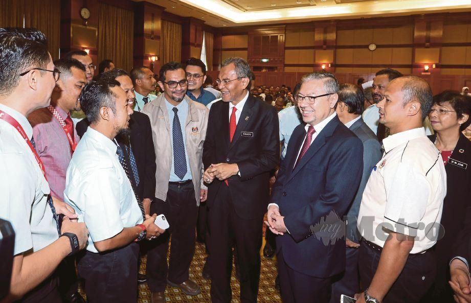 DR Dzulkefly (tiga dari kanan) beramah mesra pada  majlis perjumpaan bersama Rombongan Petugas Perubatan Haji Malaysia ke Tanah Suci bagi Musim Haji Tahun 1440H/2019M.