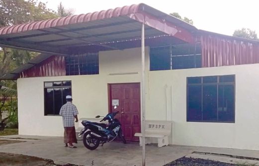DEWAN Surau Taman Nilam yang menjadi tempat ahli AIM mengira kutipan mingguan sebelum diserbu dua penjenayah. 