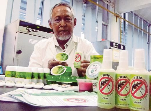  MOHD Jain menunjukkan produk Vecto yang mampu menghalang gigitan nyamuk di Bukit Jambul, dekat Georgetown.