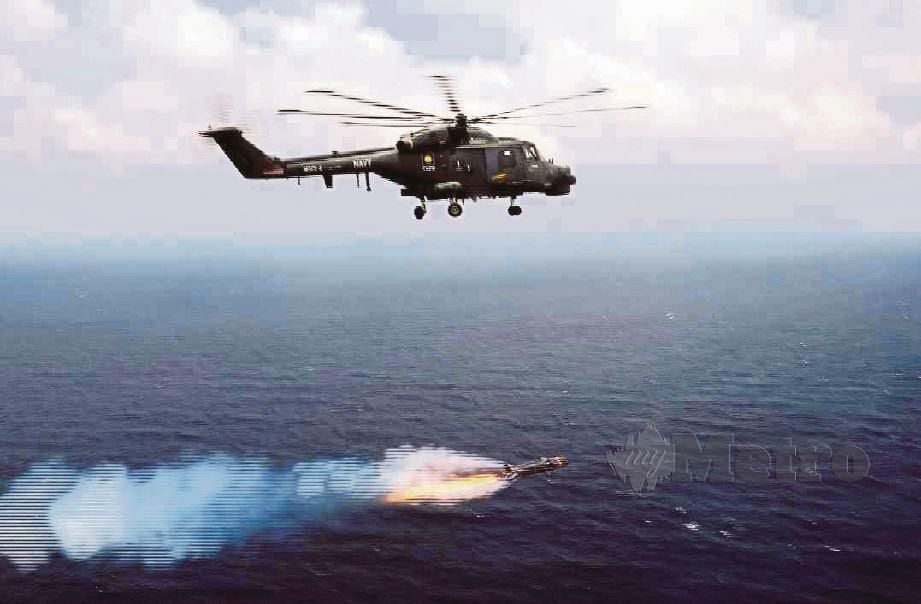 HELIKOPTER Super Lynx melancarkan misil Sea Skua.