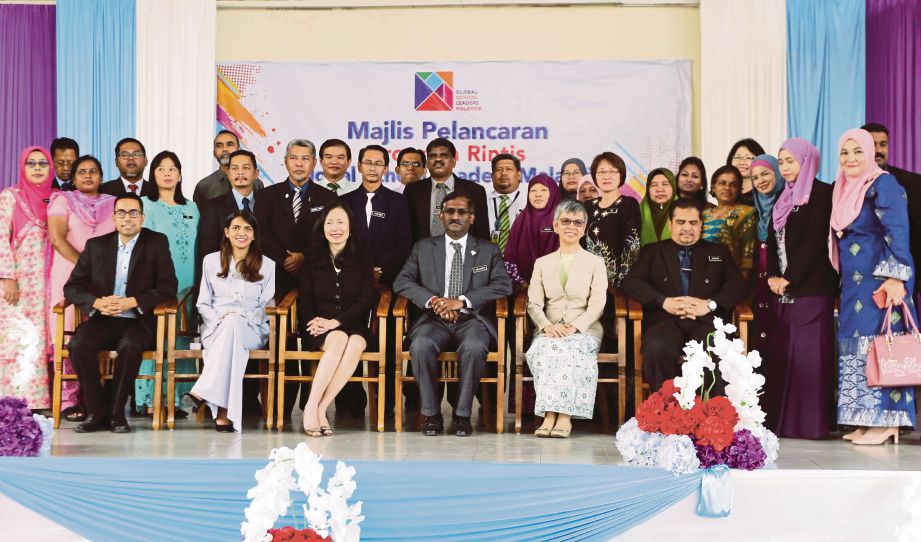 Kamalanathan bersama 24 guru  yang mengikuti program pada Perasmian Program Rintis Global School Leaders Malaysia di Sekolah Kebangsaan Kampung Idaman.