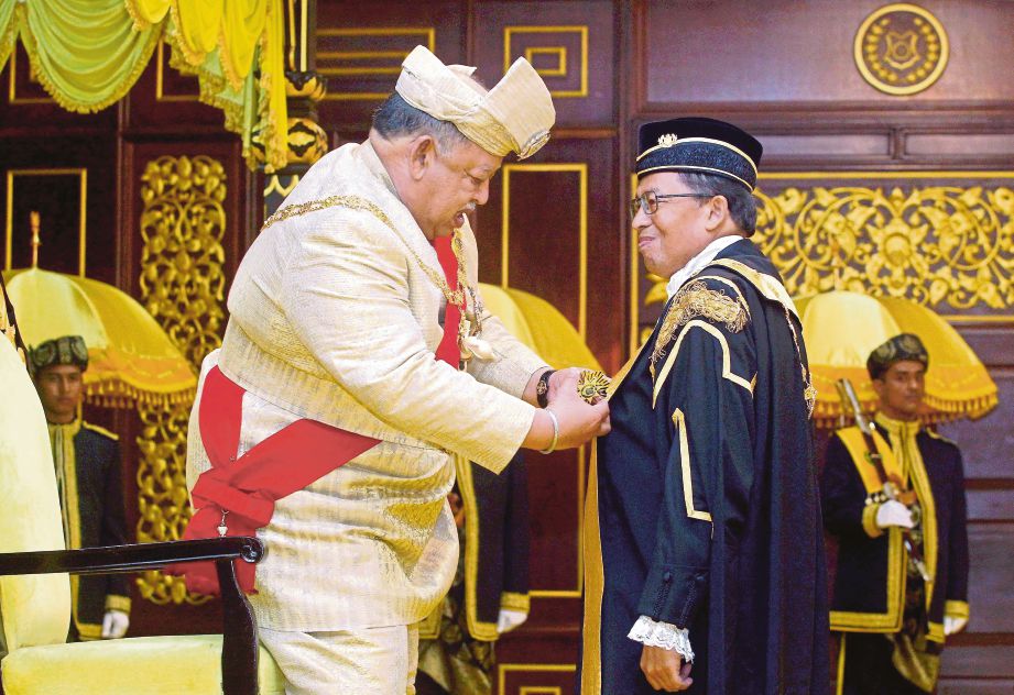  Tuanku Syed Sirajuddin  Syed Putra Jamalullail berkenan menganugerahkan  gelaran Datuk Seri kepada  Hasan, semalam.