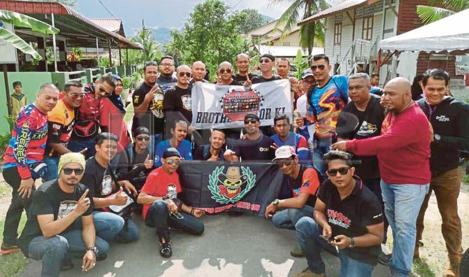 ANTARA aktiviti ahli kelab Brotherhood GBK 33 sambil menunggang motosikal berkonvoi dan beramal ke seluruh negara.