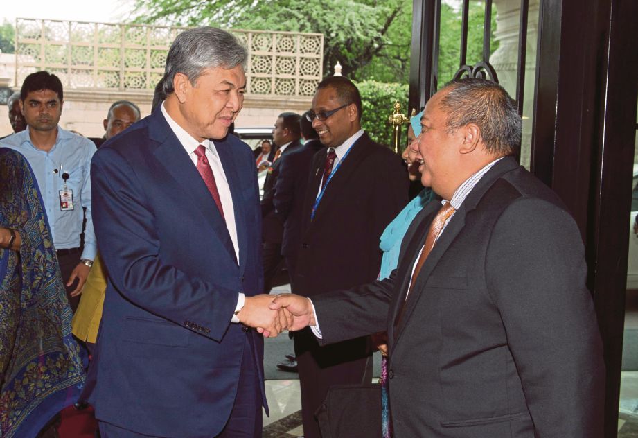  ZAHID  (kiri)  disambut pegawai Kedutaan Malaysia dan Wisma Putra ketika  lawatan pertamanya sebagai Timbalan Perdana Menteri ke New Delhi, semalam.