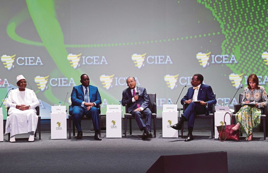 DR Mahathir berucap pada persidangan ‘Third International Conference on the Emergence of Africa’ (ICEA) di Pusat Persidangan Antarabangsa Abdou Diouf Diamniadio. Turut hadir, Presiden Senegal, Macky Sall. FOTO BERNAMA