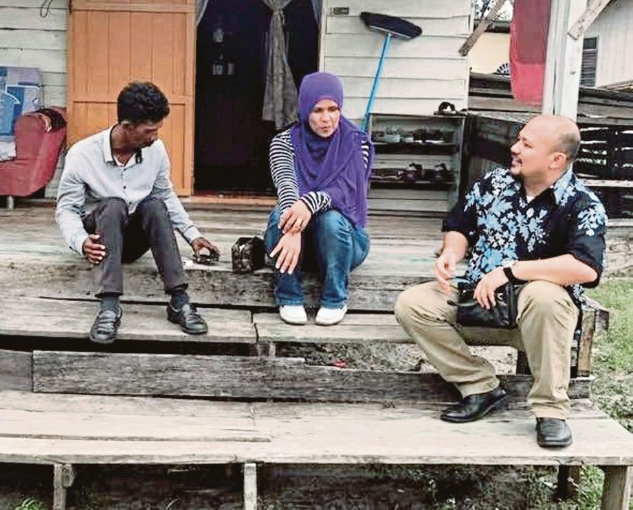 PENGURUS Besar Persatuan Nelayan Kawasan Dungun, Mohd Izzham Faruza Mohd Nazur (kanan) dan Pengerusi Persatuan Nelayan Kawasan Dungun,  Alauddin Ali  melawat Farizon  selepas suaminya Kamaruzaman  ditahan di Indonesia.